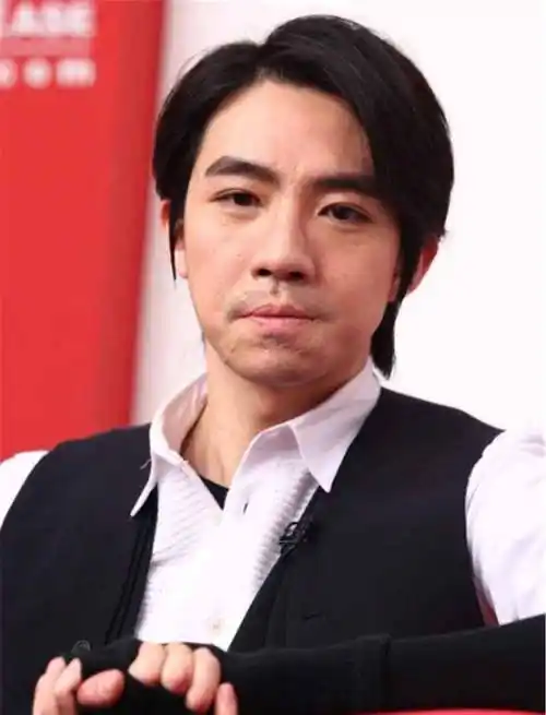 这是烧伤恢复中的俞灏明~他容貌尽毁,险些遭遇割喉救命,浴火而生后从