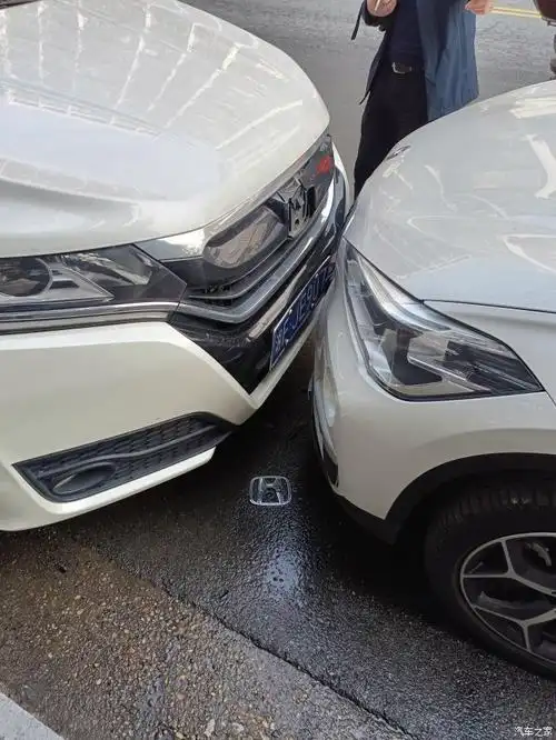 今天车子被撞了怎么处理