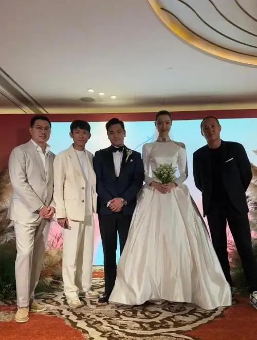 杨紫大学同学结婚,张一山担任伴郎,戴眼镜封印颜值不抢新郎风头_腾讯