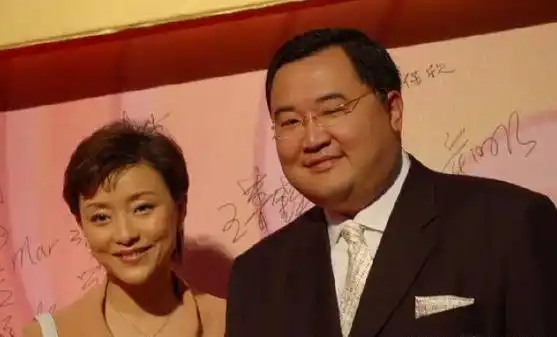 著名主持人杨澜:丈夫心宽体胖爱她23载,儿子帅气有
