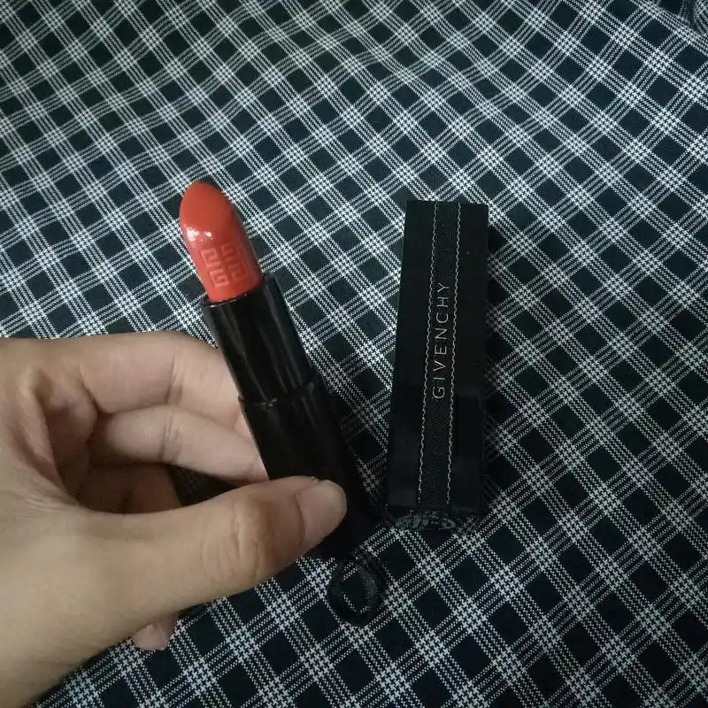 纪梵希禁忌之吻11号 这只口红光泽感 水润度都非常的好