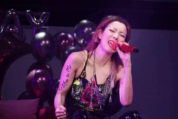 郑秀文办音乐会庆49岁生日 穿黑丝秀一字马展狂野