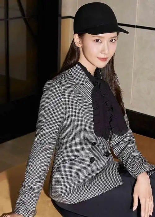 韩国女星林允儿工作满档,和绯闻男友李俊昊合作的新戏《欢迎来到王之