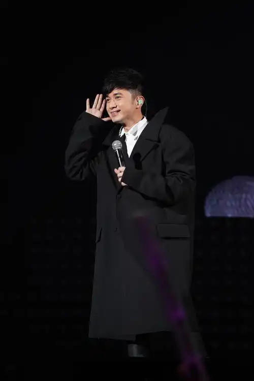 2018一万天荒爱未老" 古巨基周慧敏深情相拥