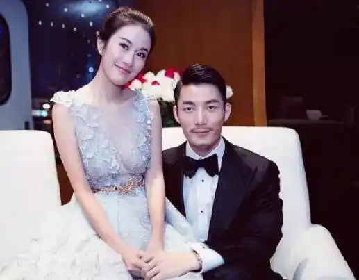 图古典美女叶璇男朋友是谁二人当街激吻被偷拍