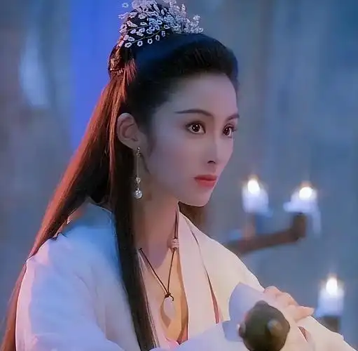 与她合作过的男演员纷纷给予她超高评价,连周星驰也说:张敏有一张天生