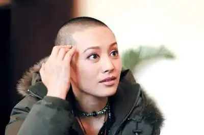 五官立体的美女宁静私下性格十分豪爽,曾经一度还以光头形象示人.