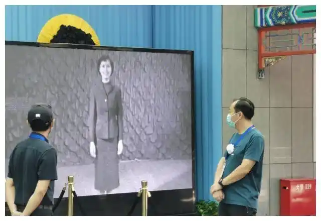 沈力遗体告别仪式:朱军露面眼睛红肿状态差,敬一丹倪萍当场痛哭