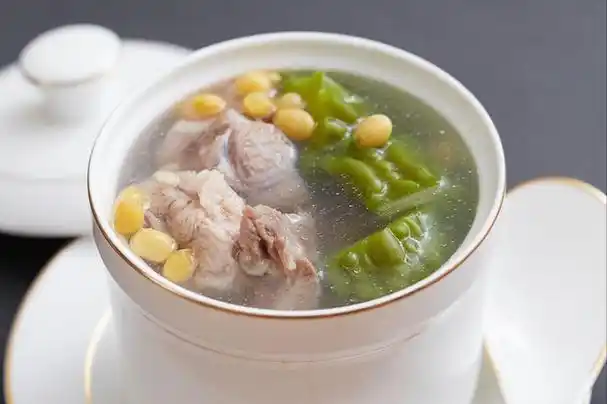 苦瓜排骨汤是一道苦中带甜的夏日汤品.