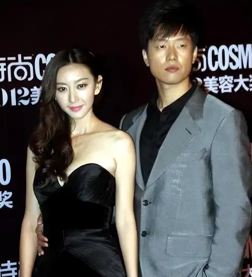 唐一菲嫁给二婚凌潇肃在卑微中得幸福如今家庭幸福儿女双全