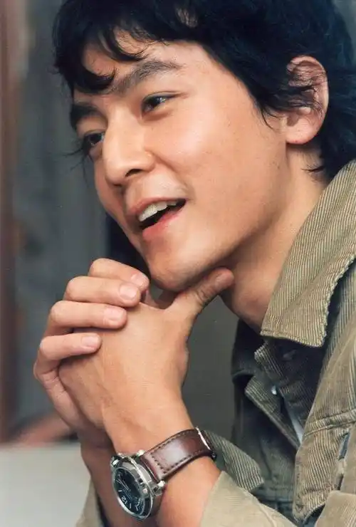 现年45岁的吴彦祖,当年与冯德伦演出电影《美少年之恋》出道,他在片中