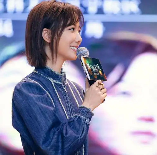 王珞丹最新穿搭,短发 牛仔,嫩了不止一点点