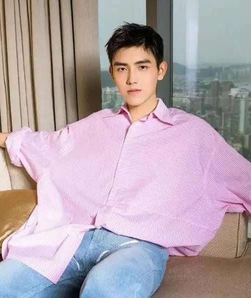 陈凯歌陈红的儿子陈飞宇,穿着条纹衬衫好帅气,阳光男孩气质尽显|白衬