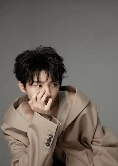 可以看到王俊凯简直可以用腰细腿长来形容,虽然没有腹肌,但是王俊凯的