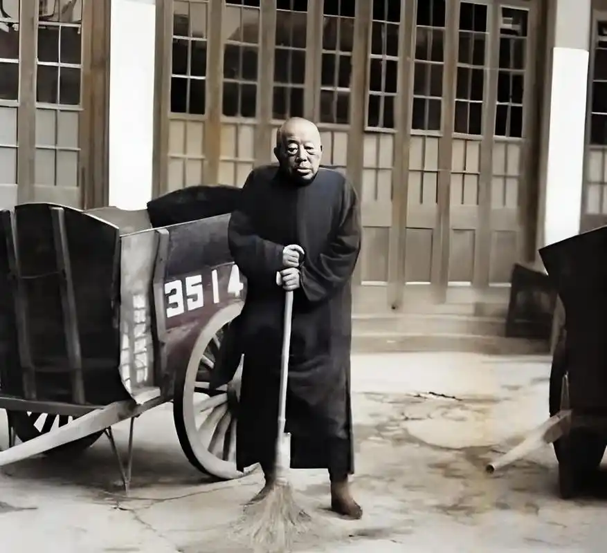 1951年,黄金荣正穿着工作服在街上扫地,这张照片被多家报纸转载,不仅