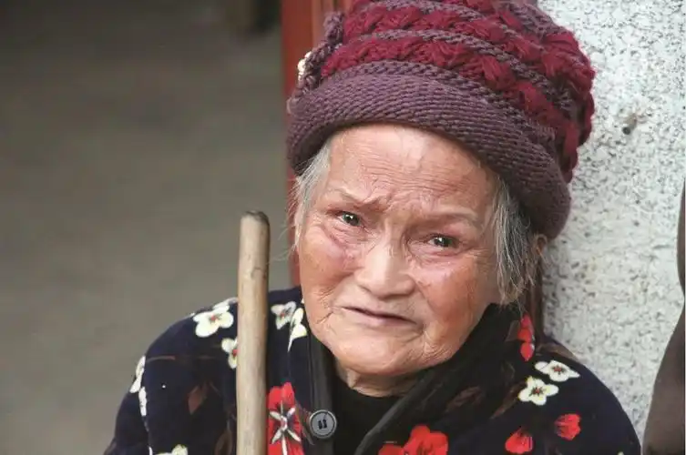 什么事情重创了贫穷的家,老人的哭为了什么,难道眼睁睁看着发生