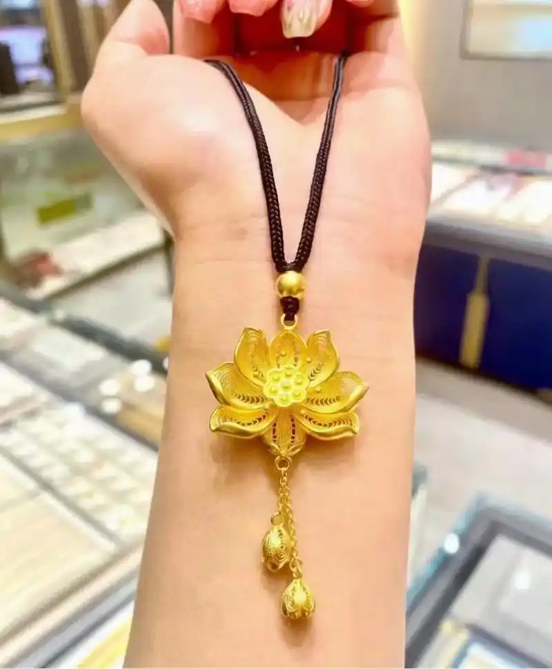 中国黄金莲花吊坠.#中国黄金 #总有一款适合你 #店内实拍分 - 抖音