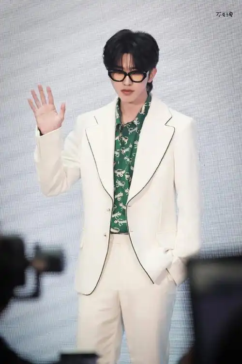 蔡徐坤白色西装眼镜造型