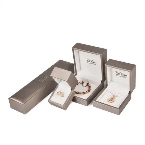 批发豪华定制标志压花塑料皮革礼品包装戒指耳环项链组织