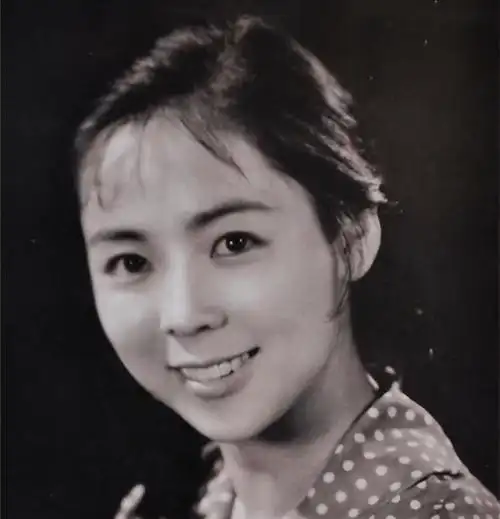 原创英雄儿女中的王芳息影十多年如今81岁风采依旧