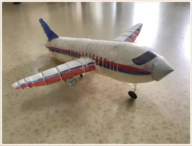 所以我精心选用了一些废旧塑料瓶,矿泉水瓶等,给孩子们制作的精美的