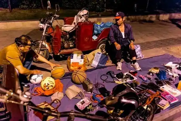 长沙鬼市天黑开张天亮收摊不能问真假来历不能强买强卖