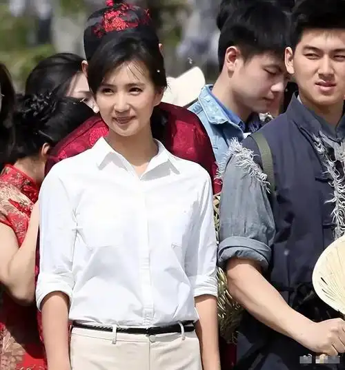 原来,孩子们上学后,陈好重拾课本,不仅考上了中央戏剧学院的研究生