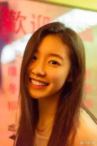 真的有感觉梁文慧小姐姐真的特别爱笑~如果你翻翻她的围脖,会发现里面