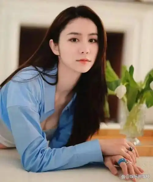 45岁林峰与妻女泰国度假,妻子穿白裙嫩如水蜜桃,真是艳福不浅!