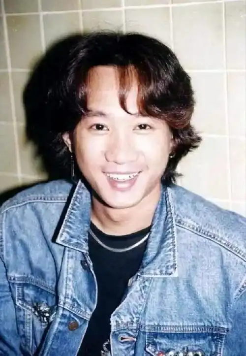 致敬黄家驹二哥的笑最灿烂愿您归来仍是少年再唱音乐理想