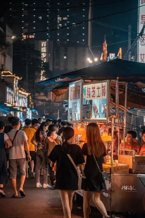 南宁夜市街人间烟火气最抚凡人心昏黄的灯光悠闲的行人吆喝的商贩水果