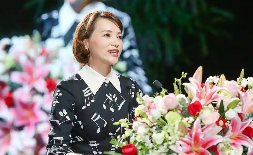 豪门梦碎,人走茶凉!世态炎凉,在49岁的董卿身上体现得淋漓尽致