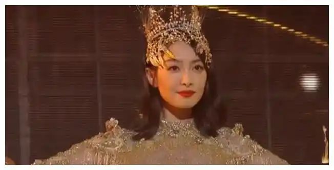 "刘亦菲金鹰幕后照"上热搜后:礼服再难看,也可以用脸撑起来!