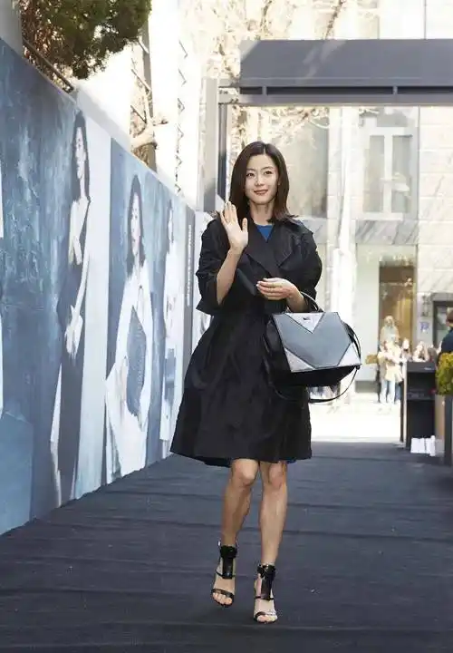 "全智贤"终于换上短发,一身黑秀,身材高挑,不愧是不败女神