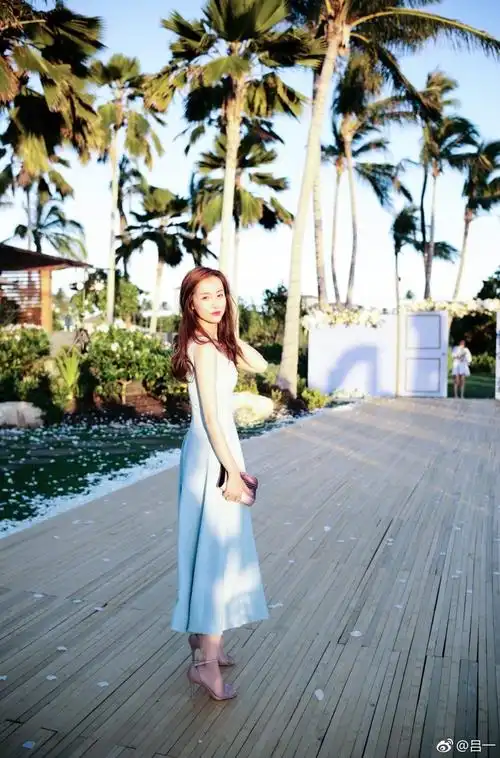 吕一空中瑜伽姿势优美 柔韧性和小龙女不相上下