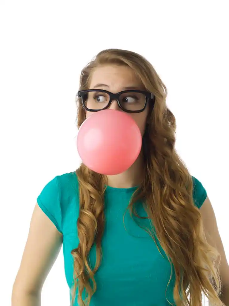 一位女士吹口香糖,吹泡泡糖孤立在白色的表面上的一位女士的特写图像