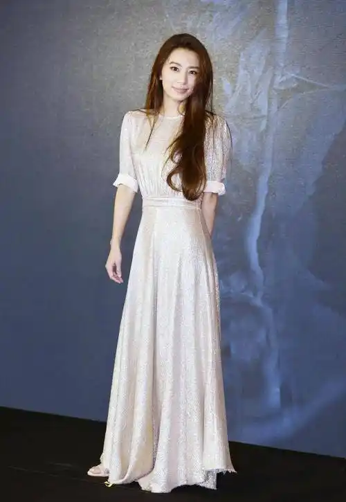 hebe难怪被大家喜欢,37岁亮片收腰裙,一如既往的优雅迷人_连衣裙_身材