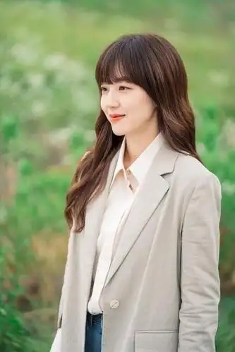 韩剧《对不起我爱你》女主又火了!40岁留齐刘海长发,冻龄似少女