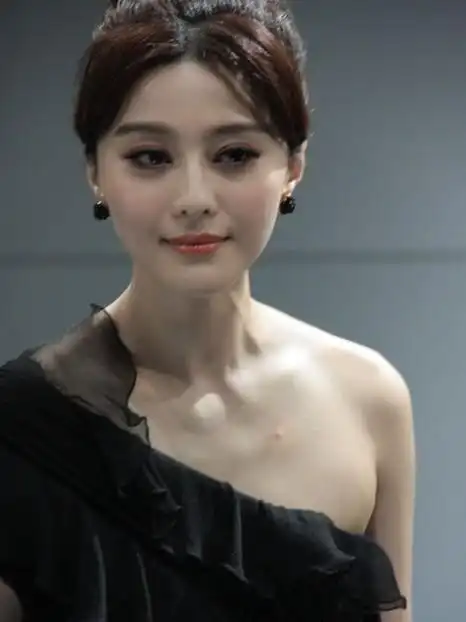 范冰冰亮相成都车展 买豪车庆30岁生日