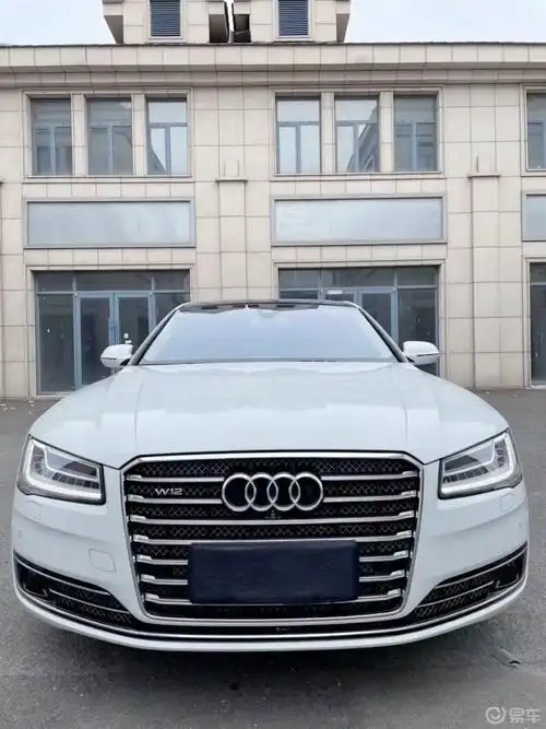 夏季夏日里街拍豪华的奥迪a8科技感十足白色的a8其实路上并不多见颜值