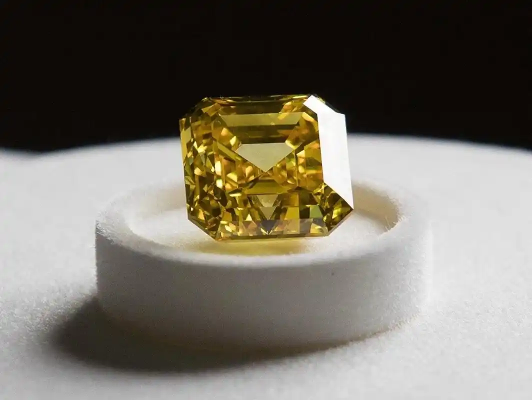 236克拉6015 俄罗斯迄今发现最大的彩钻原石 俄罗斯东北部的 ebel