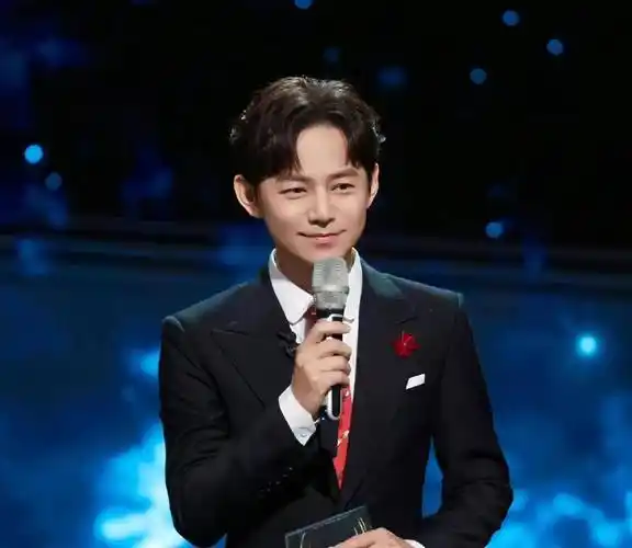 名单上的第一位是新主持人李星.