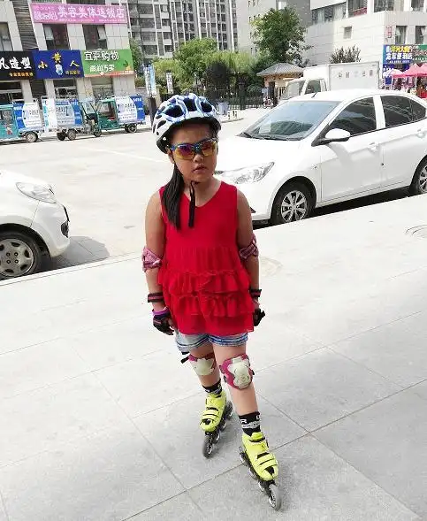 轮滑女孩刘宸希惊艳聊城第一届"荣盛杯"轮滑赛