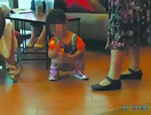 拉了!奶奶,她拉了!