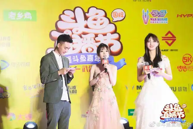 斗鱼嘉年华女主播们都太拼了!周淑怡玩起了蛇精cos?