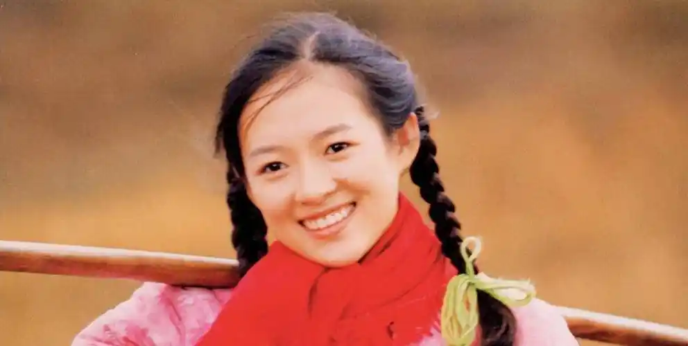 双目无神,斜视斗鸡,悲伤蛙,这8位女星看似很美,实际越看越怪_眼睛