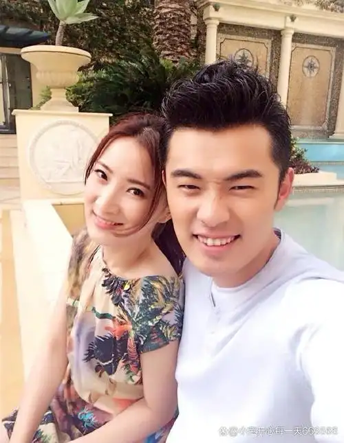 陈赫张子萱现身鹿晗演唱会,笑容甜蜜幸福感爆棚!