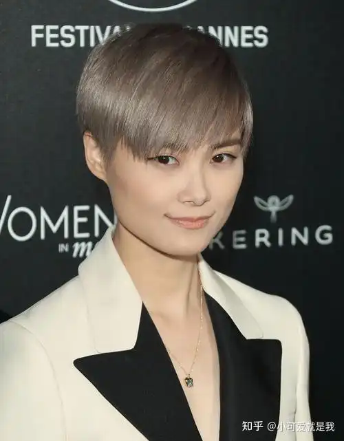 李宇春轮廓属于直线型,整体量感中偏大,适合她的发型是超短发,直发.