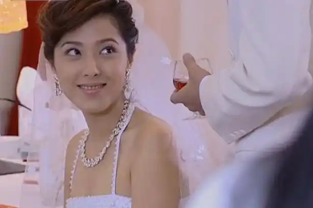 大众熟知曾黎,是在曾经大火的内地偶像剧《男才女貌》里,扮演颜如