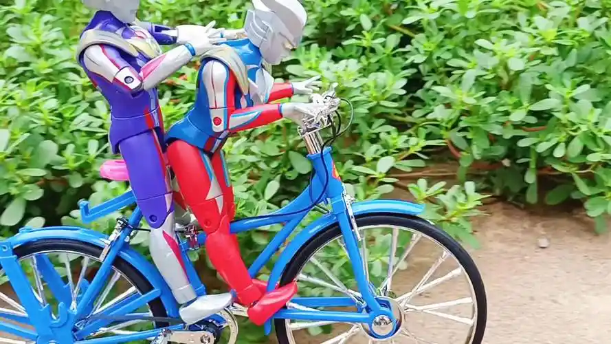 玩具小剧场:赛罗奥特曼骑着自行车,带着欧布去捡玉米棒#星引力计划